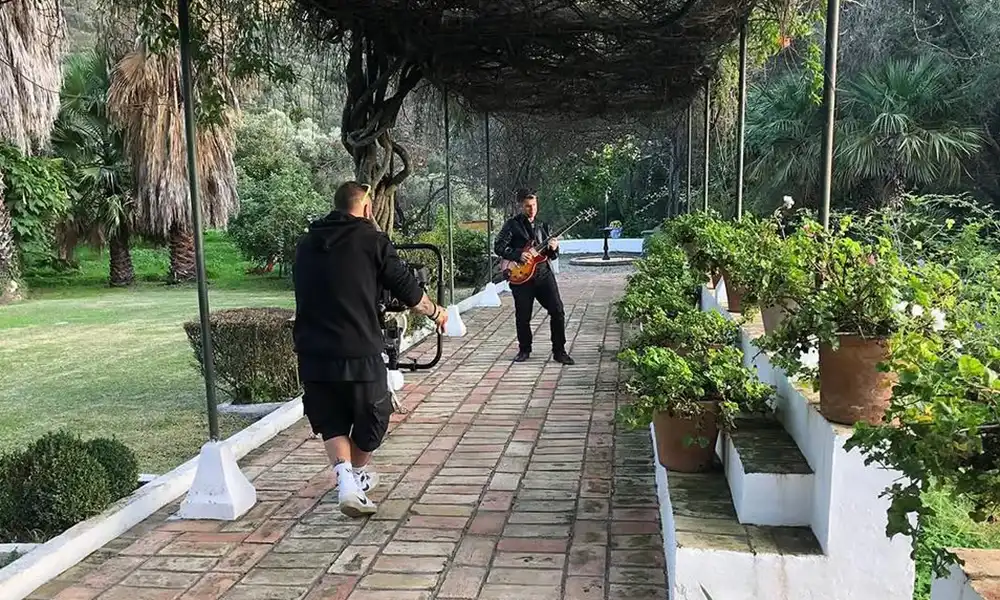 La vida me lleva marcha atrás – Videoclip por Muy al Sur Films.