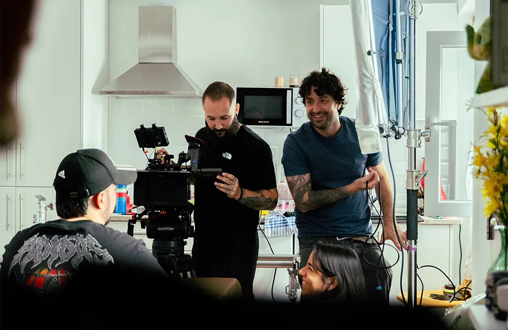 Equipo de fotografía preparando el set del cortometraje Inquilinos producido por una productora audiovisual y productora de cine en Málaga