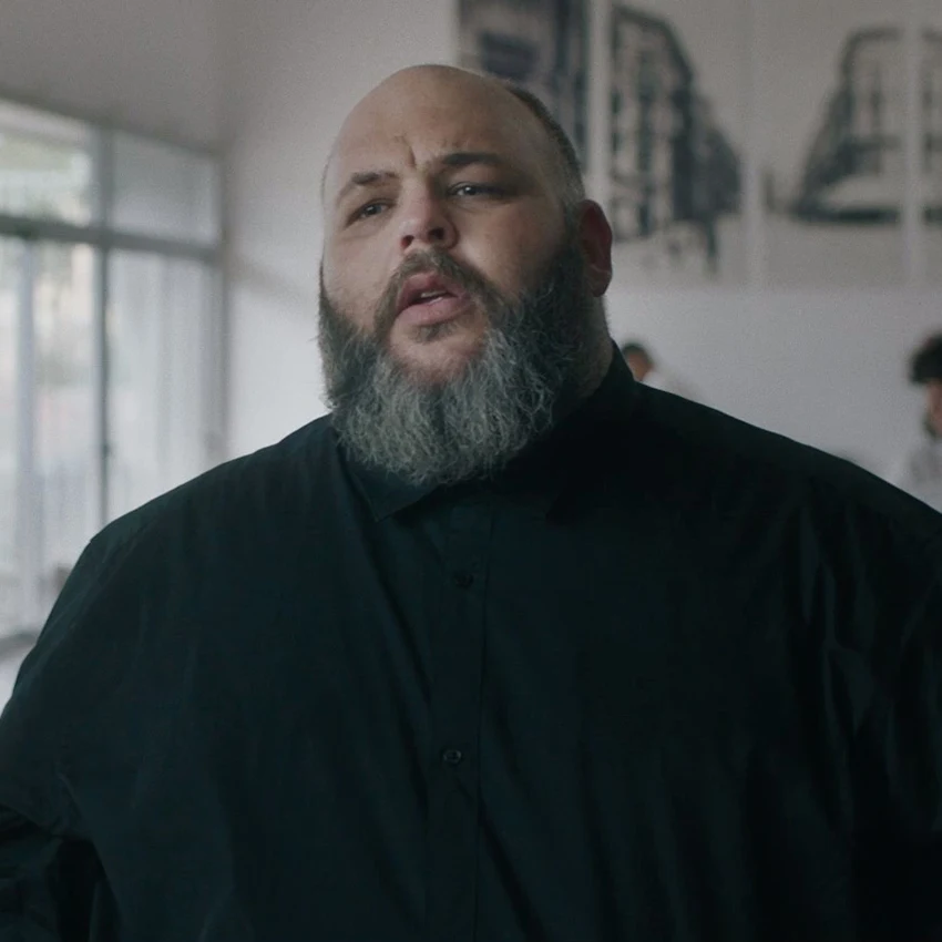 Bigcid como propietario de restaurante en el cortometraje Todo Va Bien producido por una productora de cine en Málaga