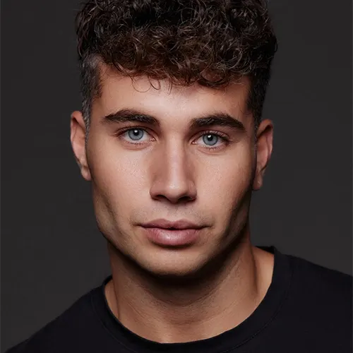 Marco Panosian interpretando a Martín joven en A las ocho en casa