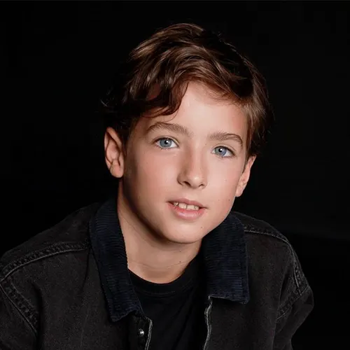 Xavi Pastor interpretando a Martín de niño en el cortometraje A las ocho en casa